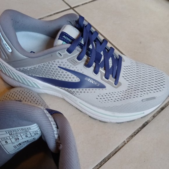 Sold elsewhere: Brooks Adrenaline GTS 22 - Womens Size 8 - Picture 7 of 7